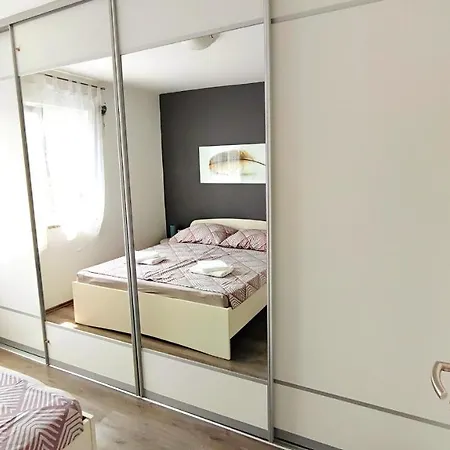 Jan 2+2 With Balcony * 普拉