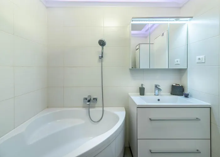 Jan 2+2 With Balcony Пула